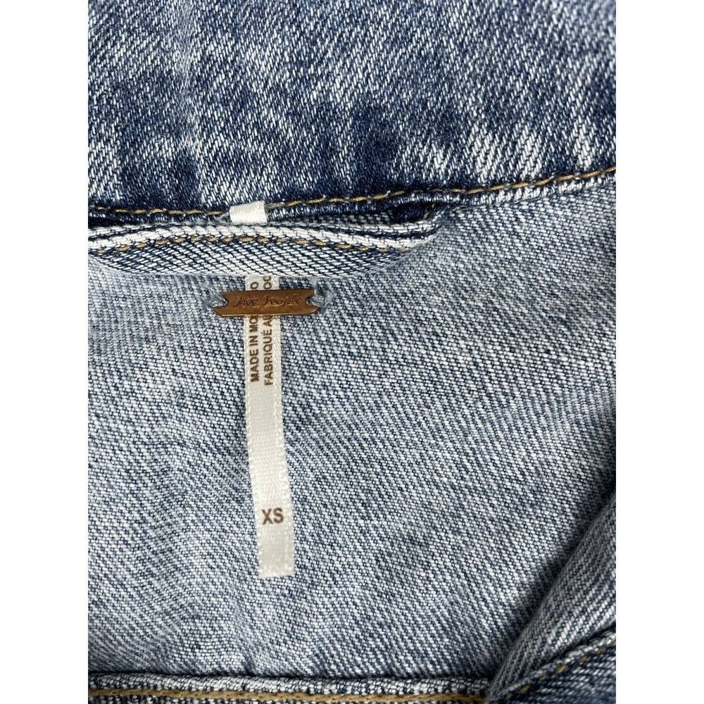 Free People Women's X-Small‎ Distressed Trucker Jean Jacket Button Distressed - Picture 4 of 8